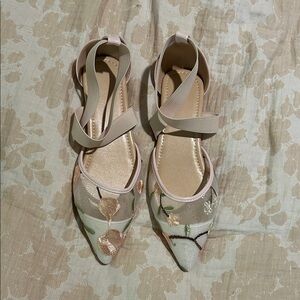 SHEIN Floral Embroidered Flats in Cream and Tan